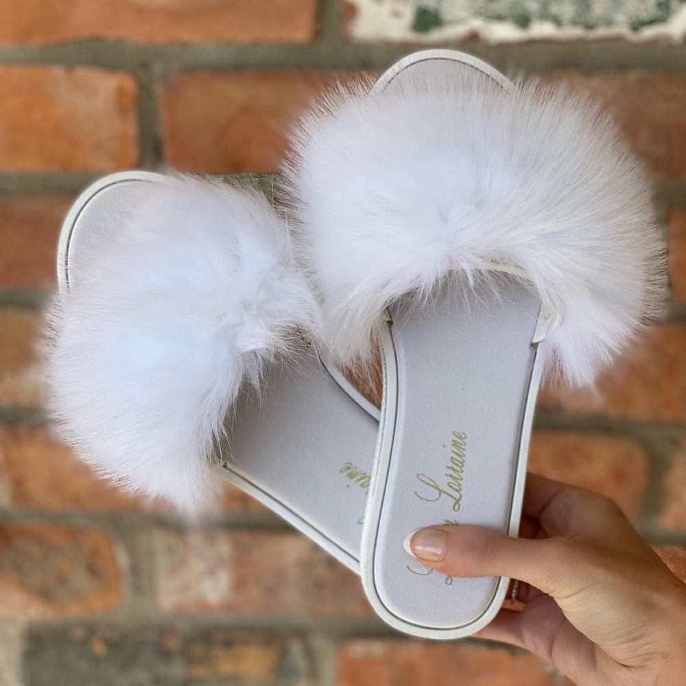 NEW Lauren Lorraine Fluffy White flat Sandals size medium